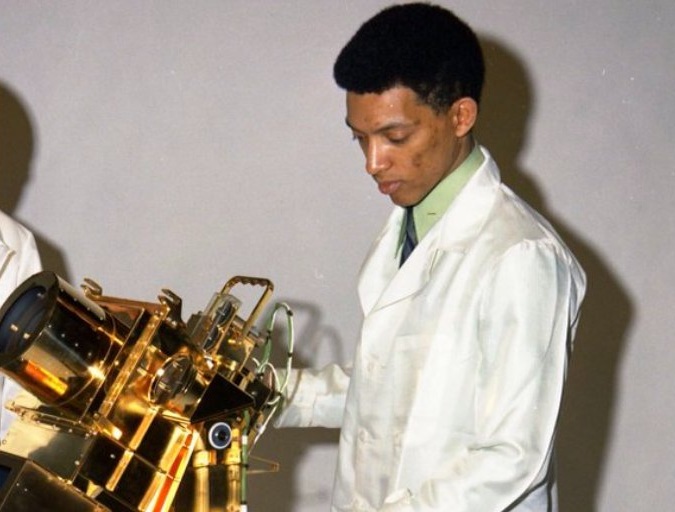 Dr. George Carruthers